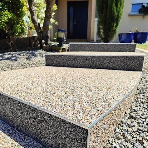 Escalier extérieur en moquette de pierre dans les Alpilles